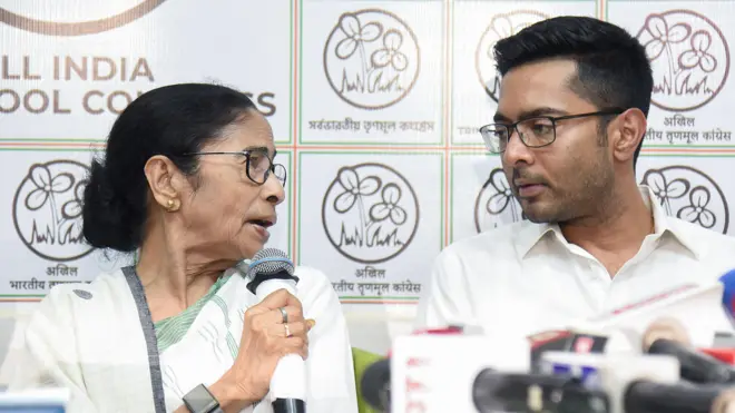 তৃণমূল কংগ্রেস সভানেত্রী মমতা ব্যানার্জির সঙ্গে দলের সর্বভারতীয় সাধারণ সম্পাদক অভিষেক ব্যানার্জির ফাইল ছবি।
