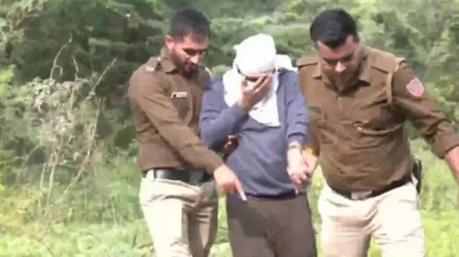 آفتاب پولیس کے ساتھ