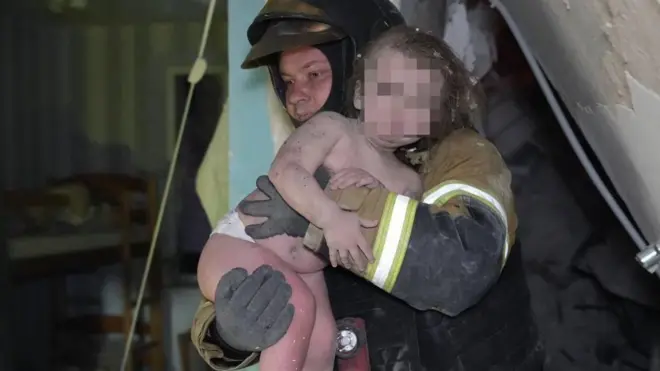 Порятунок постраждалих внаслідок російського обстрілу в Одесі у ніч проти 6 квітня 2026 року