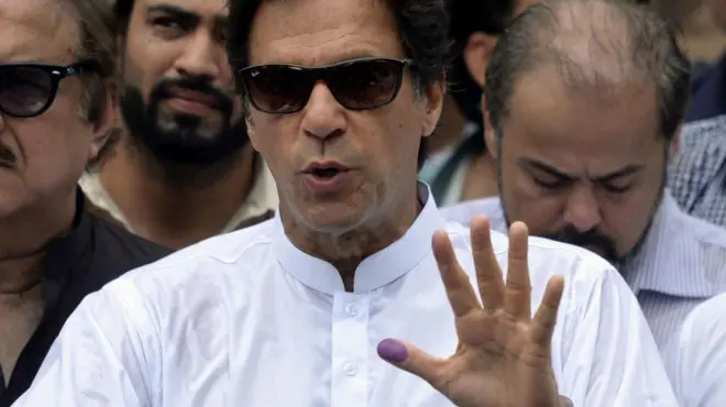 সেনাবাহিনী একসময় ইমরান খানের পক্ষে থাকলেও এখন এই বাহিনীতে অনেকে তার বিরুদ্ধে ক্ষুব্ধ। 