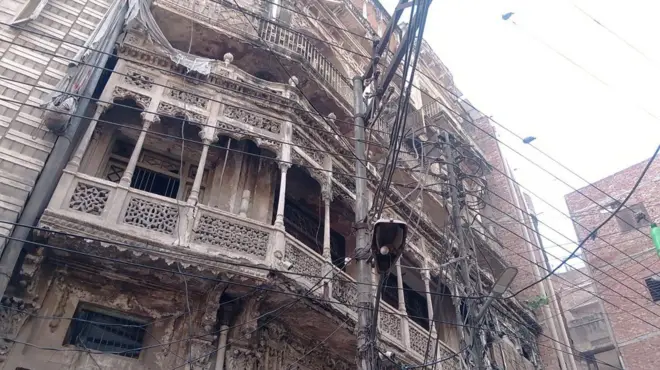 لاہورکے گمٹی بازارمیں واقع بُلاقی شاہ کی حویلی جو اب بوسیدہ حالت میں ہے
