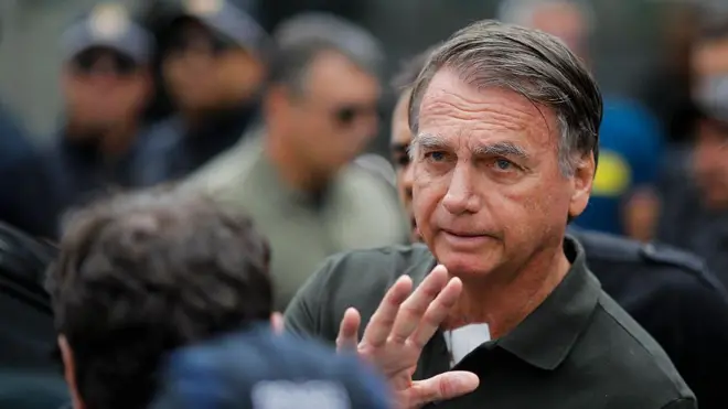 O ex-presidente brasileiro Jair Bolsonaro deixa o hospital DF Star em Brasília em 14 de setembro de 2025.