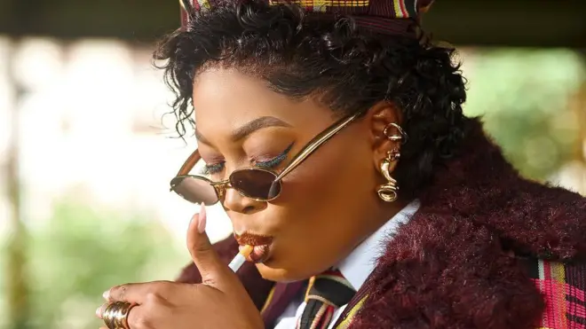 Kiekie ṣana si siga, o si we gele pẹlu awo loju rẹ