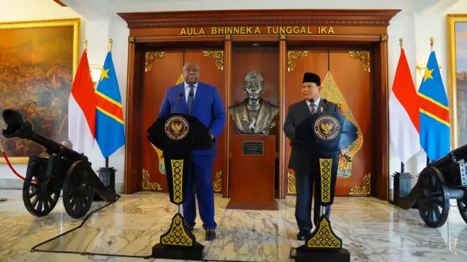 Ba minisitiri b'ingabo b'ibihugu byombi; Jean Pierre Bemba na Prabowo Subianto mu kiganiro n'abanyamakuru nyuma y'amasezerano bagiranye