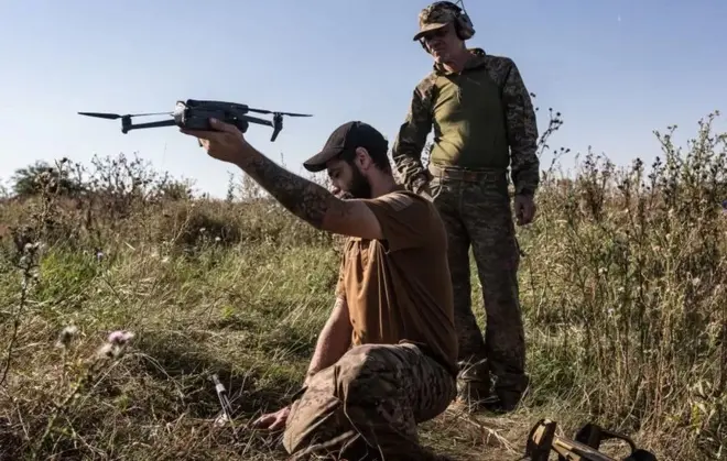 Les Ukrainiens utilisent de plus en plus de drones en première ligne, parfois à des fins de surveillance, parfois comme armes.