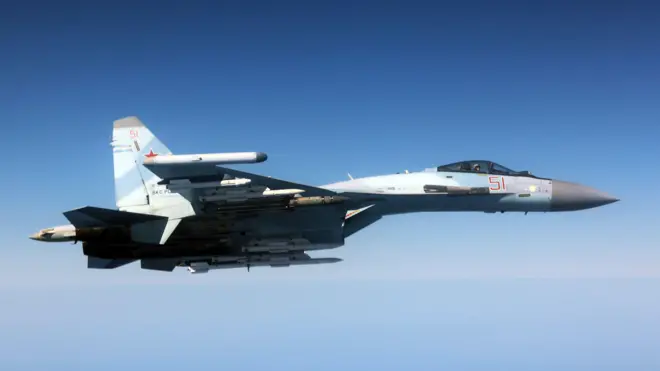 Фотография британского Министерства обороны: Су-35, пролетавший около британского самолета