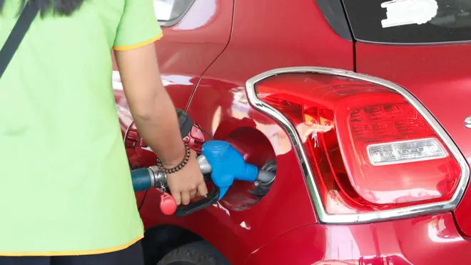 ရန်ကုန်မြို့က စက်သုံးဆီအရောင်းဆိုင်တစ်ဆိုင်မှာ မတ်လ ၂၅ ရက်တုန်းက ဆီရောင်းချနေတဲ့ မြင်ကွင်း