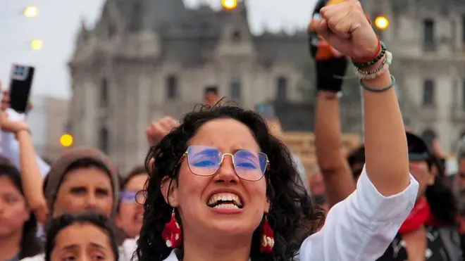 Mujer en protesta en Perú.