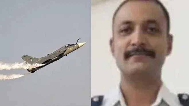 20 नोव्हेंबर रोजी दुबईतील अल मकतूम आंतरराष्ट्रीय विमानतळावर एअर शो दरम्यान तेजस विमानाचे टिपलेले छायाचित्र आणि उजवीकडे पायलट विंग कमांडर नमन स्याल