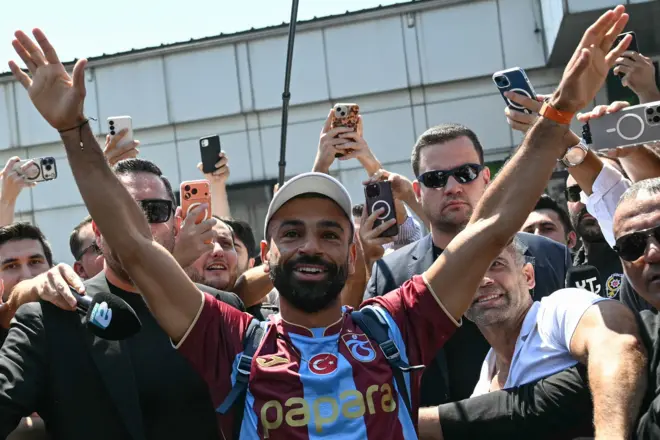 تحية محمد صلاح لجماهير "طرابزون سبور" التركي بعد وصوله مطار طرابزون  