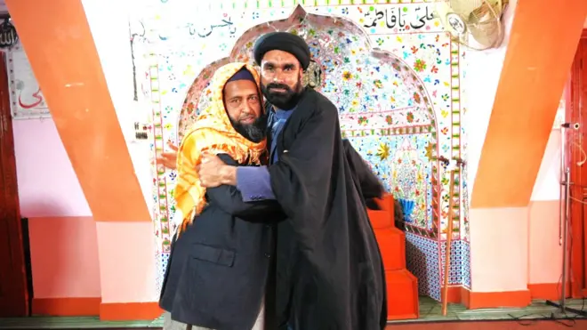 शिया धर्मगुरु सैयद मज़हर अली (दाएं), सुन्नी धर्मगुरु मौलवी गुलाब शाह (बाएं) को पीरा मस्जिद में एक-दूसरे को गले लगाते हुए