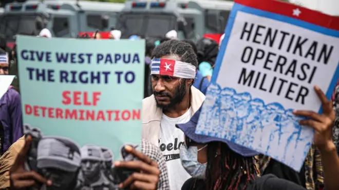 Puluhan aktivis menggelar unjuk rasa menuntut pemerintah menghentikan operasi militer di Papua. 