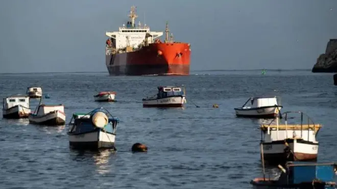یک نفتکش و چند قایق کوچک