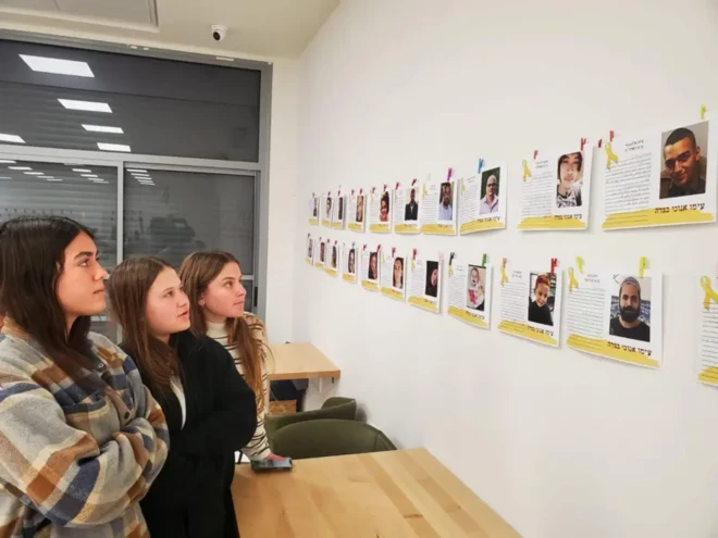 ภาพของ ตี๋-วัชระ และตัวประกันคนอื่น ๆ ที่ถูกลักพาตัวไปจากคิบบุตซ์นีร์ ออส