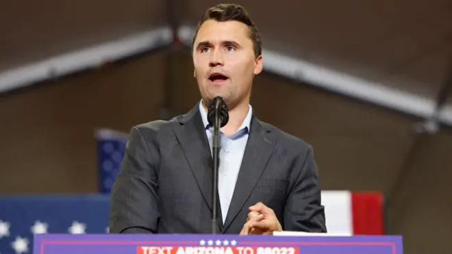 Aworan Charlie Kirk nigba to sọrọ nibi ipolongo ibo fun Trump ni ọdun 2024