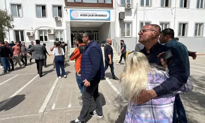 15 aprel - Hücumdan sonra valideynlər məktəbə gəliblər