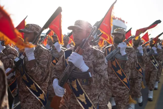عناصر عسكرية من الحرس الثوري الإيراني يشاركون في عرض عسكري إحياءً لذكرى الحرب الإيرانية العراقية