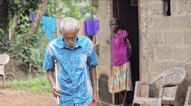 'අවුරුදු 67යි. ඇස් දෙකම පේන්නේ නෑ. මම පොල් කඩනවා'