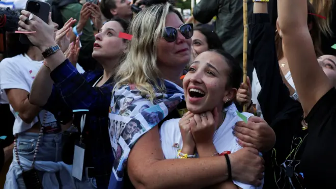 Mujer celebra la liberación de los rehenes. 