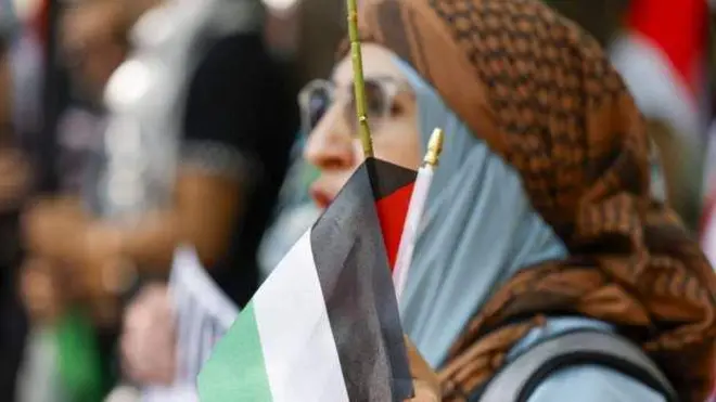 Foto of woman wit Palestinian flag