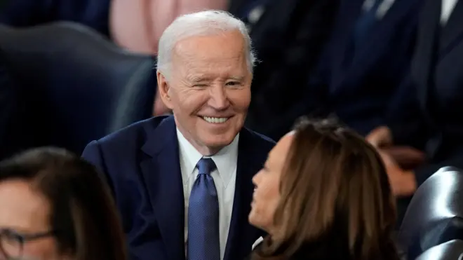 Джо Байден улыбается.