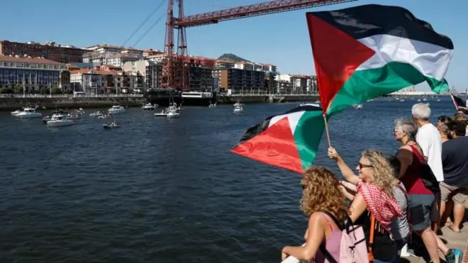 ناشطون يحملون العلم الفلسطيني