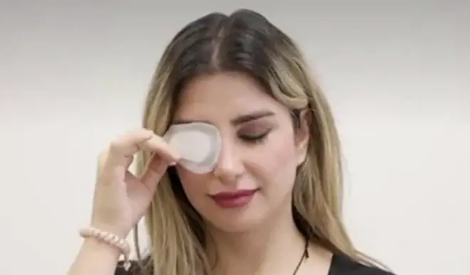 片目にパッチをあてた女性