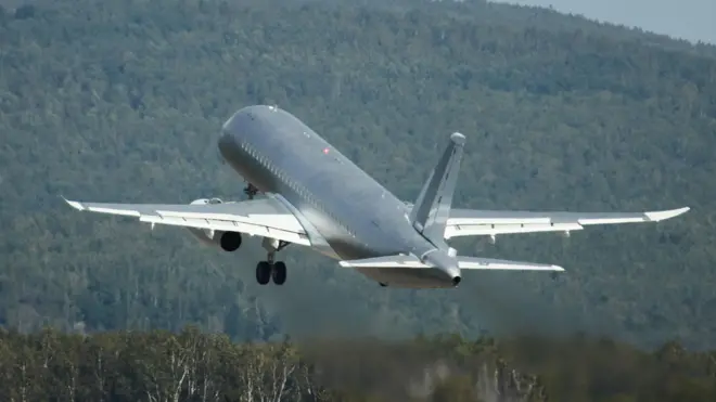 Первый серийный авиалайнер SSJ-NEW