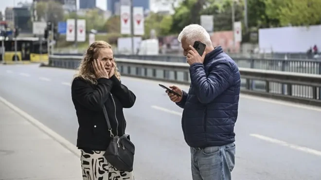 Pipo for Istanbul dey react to the quake dem dey tok on phone for street