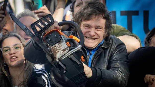 Milei en campaña con una motosierra 
