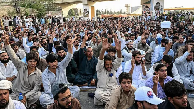 11 جولائی 2026 کو کوئٹہ میں حالیہ شدت پسند حملوں کے خلاف ہونے والے احتجاج کے دوران مظاہرین نعرے لگا رہے ہیں۔ بلوچستان میں چار روز کے دوران شدت پسندوں کے تین حملوں میں 42 شہری اور سکیورٹی اہلکار ہلاک ہوئے۔