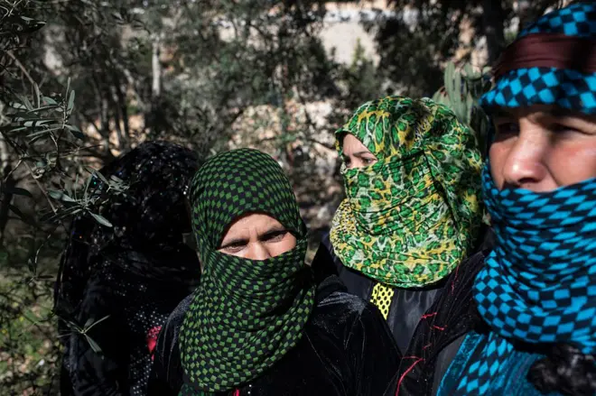 صورة أرشيفية للاجئين سوريين يتجمعون في قرية بلاط للتسجيل لدى المفوضية السامية للأمم المتحدة لشؤون اللاجئين بعد أشهر من وصولهم إلى لبنان