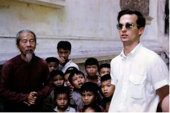 Ông Stephen B. Young (bìa phải) làm việc tại Việt Nam từ năm 1968 - 1972