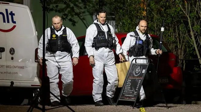 Поліцейські-криміналісти на місці стрілянини