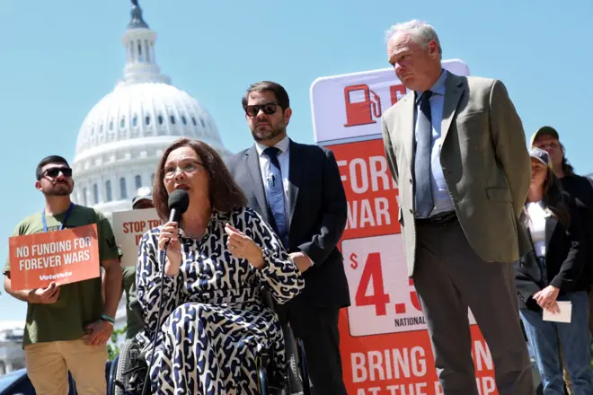 WASHINGTON, DC - NGÀY 20 THÁNG 5: Thượng nghị sĩ Mỹ Tammy Duckworth (Đảng Dân chủ - bang Illinois), cùng với Thượng nghị sĩ Ruben Gallego (Đảng Dân chủ - bang Arizona), Thượng nghị sĩ Tim Kaine (Đảng Dân chủ - bang Virginia) và các thành viên của tổ chức VoteVets, tham gia một cuộc họp báo về cuộc chiến Iran và tác động của nó đến giá xăng bên ngoài Điện Capitol Hoa Kỳ vào ngày 20 tháng 5 năm 2026 tại Washington, DC. Các nhà lập pháp Đảng Dân chủ đã cùng các thành viên của VoteVets lên tiếng phản đối cuộc chiến Iran và kêu gọi Quốc hội thông qua một nghị quyết về quyền chiến tranh nhằm hạn chế quyền lực của Tổng thống Trump. (Ảnh chụp bởi Kevin Dietsch/Getty Images)
