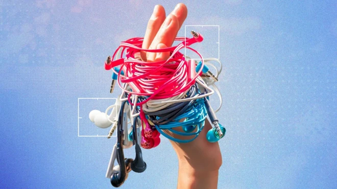 Ele dolanmış bir sürü kulaklık