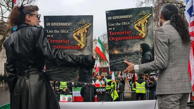 تظاهران لندن