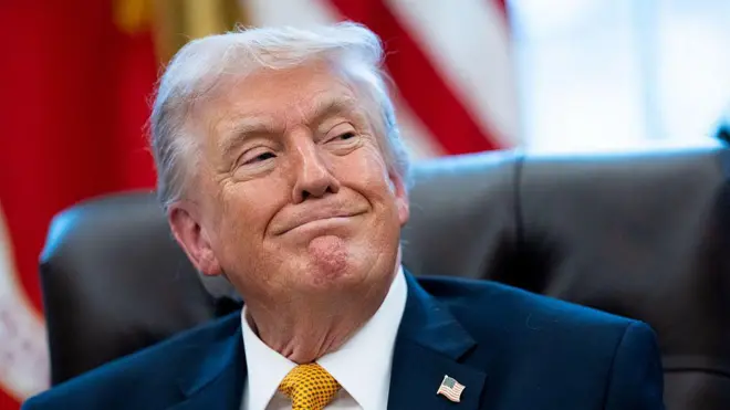 Donald Trump, sonriente en primer plano. 