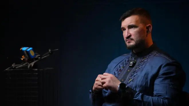 Ігор Федірко сидить перед мікрофоном у темно-синій вишиванці