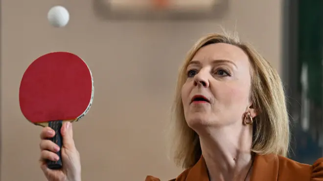 لیز تراس مشغول بازی پینگ‌پنگ