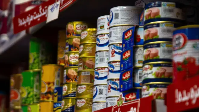 کنسرو تن ماهی در قفسه یک سوپرمارکت در تهران