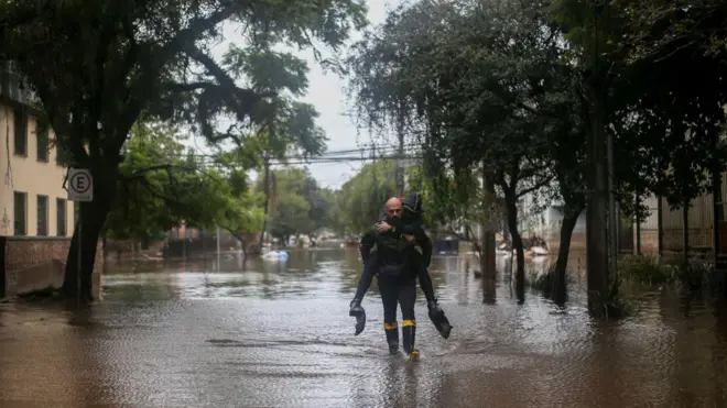 Homem carrega a própria esposa ao atravessar enchentemelhor aplicativo de jogo para ganhar dinheiroPorto Alegre