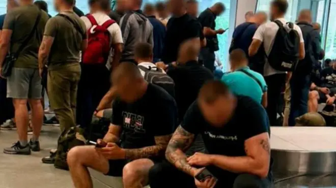 група људи из Србије задржана на тиватском аеродрому