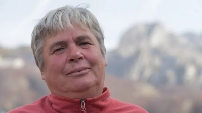 લોકો દુનીના હુલામણા નામથી બોલાવે છે તે જીસ્ટિના ગ્રીશા બાલ્કન્સનાં 12 "સ્વોર્ન વર્જિન્સ"(શપથ લીધેલી કુમારિકાઓ) પૈકીનાં એક છે.