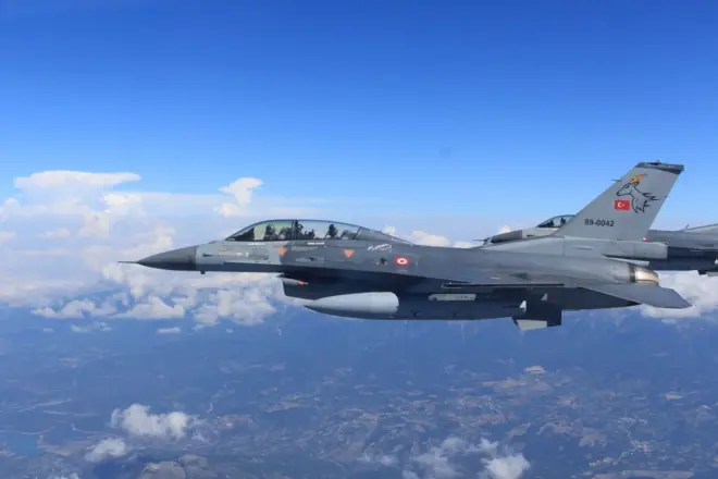 türk f16'sı havada 