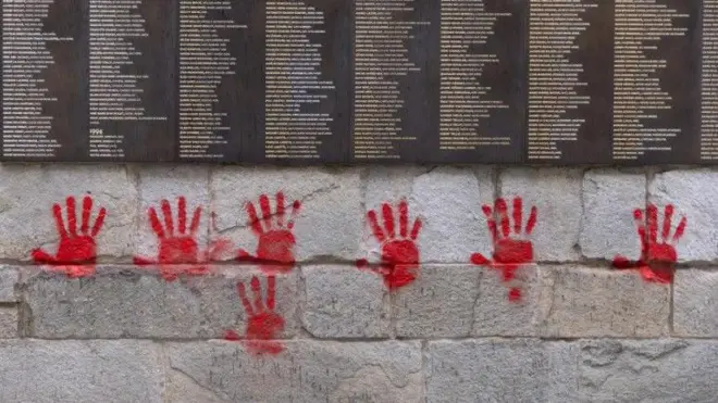 غرافيتي بأيادي حمراء