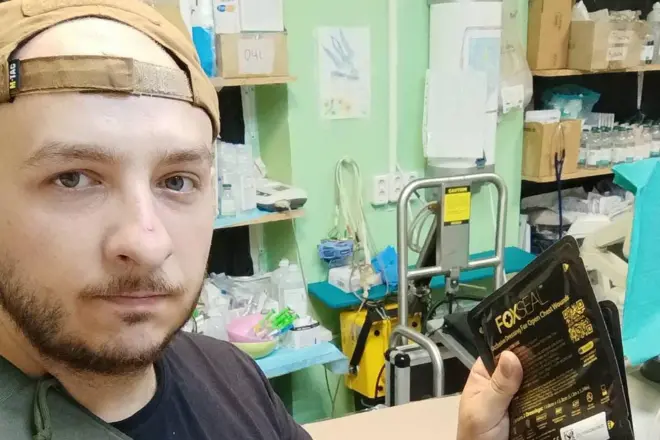 Олексій Носулько, хірург, який тримає в руках кровоспинні аксесуари