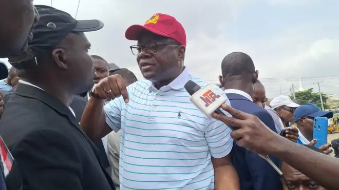 Aworan Gomina ipinlẹ Oyo Seyi Makinde nibi ifẹhonuhan ẹgbẹ oṣiṣẹ