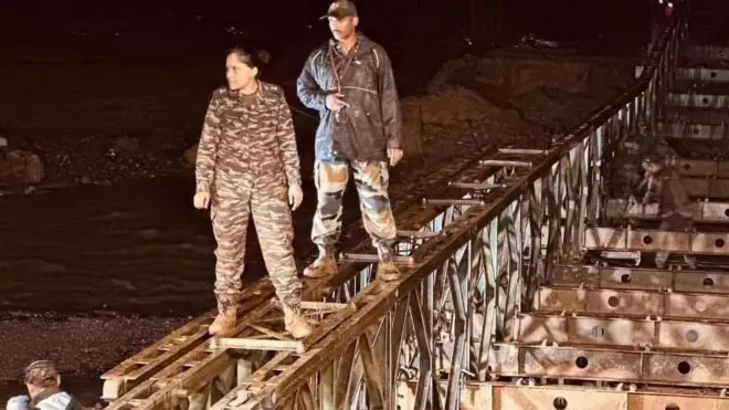 लष्करानं तयार केलेल्या पुलासह सीता शेळके. 