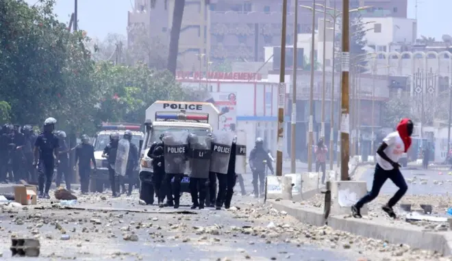 Des étudiants affrontent la police sénégalaise lors d'une manifestation devant les portes de l'université Cheikh Anta Diop de Dakar, en mai 2018 à Dakar. De nouveaux affrontements entre étudiants et forces de l'ordre ont éclaté à la suite de la colère des étudiants en Master 1 qui réclament des arriérés de bourses.